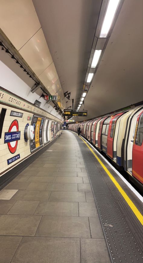 Train Aesthetic London, London Asethic, London Train Aesthetic, London Tube Aesthetic, London Wallpaper Aesthetic, London Underground Aesthetic, London England Aesthetic, London Snap, England Wallpaper