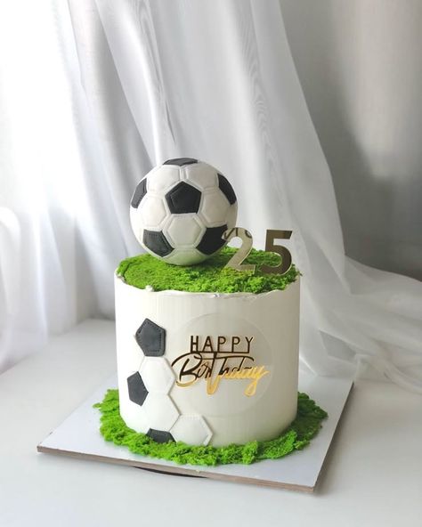 Soccer Fondant Cake, Soccer Cake For Men, Cake Decorating Football, Soccer Football Cake, Football Cake For Men, Simple Football Cake, Soccer Cake Ideas For Men, Pastel Futbol Soccer, Football Cake Ideas For Men