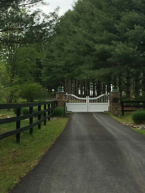 Farmhouse Gate Entrance, Driveway Entrance Landscaping, Long Driveway, Driveway Entrance, Farm Gate, Driveway Design, Driveway Landscaping, Dream Life House, Dream Barn