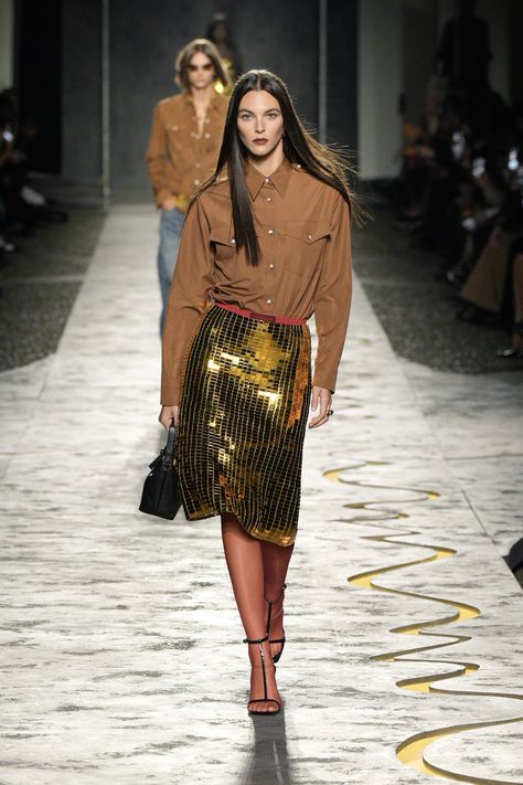 Versace Spring 2025 Ready-to-Wear https://www.vogue.com/fashion-shows/spring-2025-ready-to-wear/versace/slideshow/collection#26 Versace 2024, Sequin Midi Skirt, Versace Spring, Resort Fashion, Donatella Versace, Mini Short, Cardigan Long, Versace Men, Fashion Stylist