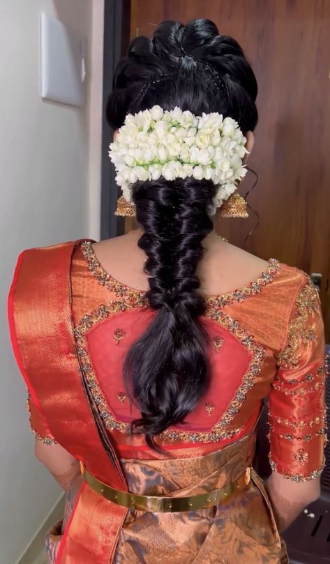 Engagement Hairdo Indian, Reception Hairstyles Indian For Mom, Traditional Hair Styles For Saree, Hairstyle For Pooja Function, Simple Hairstyle For Silk Saree, Engagement Hairstyles Indian Front Look, Saree Hairstyles With Flowers, Hair Styles For Function Indian, Braided Hairstyles For Indian Wedding