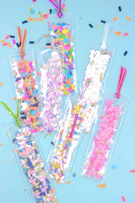 DIY Confetti Shaker Bookmarks by The Confetti Bar #diy #crafts #partyideas #partyfavors Shaker Bookmarks, Bookmarks Diy Kids, Crafternoon Ideas, Fuse Tool, Escuela Diy, Confetti Bars, Big School, Plastic Craft, Bar Diy