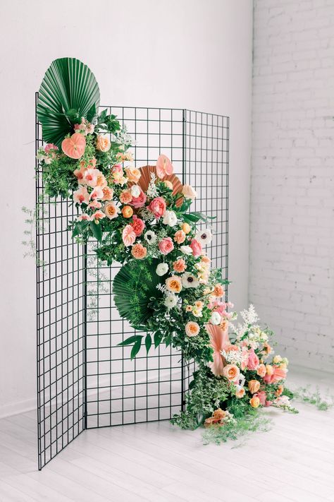 beautiful modern minimalist monochromatic tropical palm leaf floral cascading asymmetrical installation Wedding Installation, Wedding Decor Trends, Popup Wedding, Ceremony Decorations Outdoor, Daffodil Day, Tropical Wedding Decor, Creative Backdrops, Lush Wedding, Unique Wedding Decor