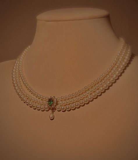 White Pearls Jewelry, Three Layer Pearl Necklace, White Pearl Necklace Indian Gold, Green And White Necklace, Old Pearl Necklace, Pearl Emerald Necklace, Wedding Choker Necklace Bridal, Emerald And Pearl Necklace, Pearl And Emerald Necklace