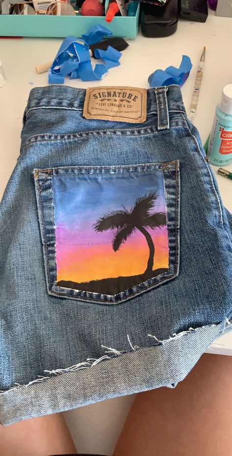 painted sunset on denim shorts jean short painting painted jeans ig: savannah.hixon vsco: savannahreanne  - Jean Shorts - Ideas of Jean Shorts #JeanShorts Short Painting, Denim Kunst, Shorts Painting, Painted Sunset, Clothes Painting, Painting Shorts, Painted Shorts, Painted Clothes Diy, Haine Diy