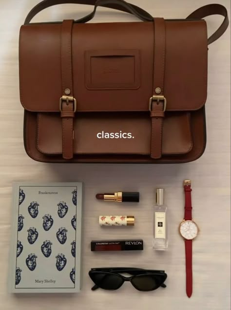 Everyday Bag Essentials, Inside My Bag, Purse Essentials, Tas Fashion, Handbag Essentials, What In My Bag, Academia Aesthetic, Essential Bag, 가을 패션