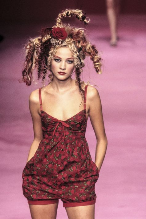 Betsey Johnson - Spring 1999 RTW Betsey Johnson Runway, Princess Lingerie, Betsey Johnson Clothes, 90s Runway Fashion, Vintage Runway, Original Supermodels, Betsey Johnson Dresses, Fashion 101, Betsy Johnson