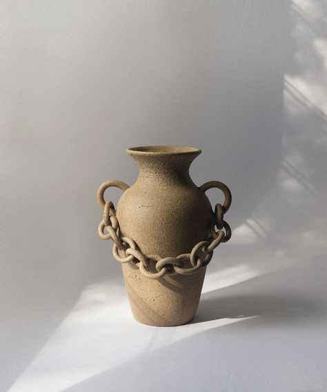 These Classical-Meets-Contemporary Ceramics Are a Major Discovery - Sight Unseen Soya Mumu, Pottery Form, Sight Unseen, Cerámica Ideas, Keramik Design, Pottery Crafts, Ceramics Pottery Art, Ceramics Projects, Ceramics Ideas Pottery