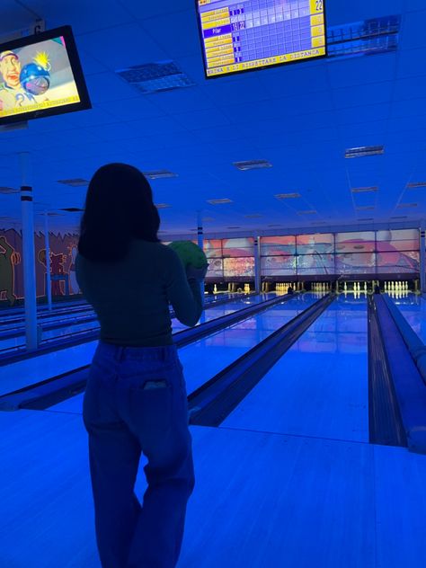 Bowling Alley Photoshoot With Friends, Bowling Selfie, Bowling Photo Ideas, Bowling Photoshoot, Bowling Photos, Bowling Friends, Bowling Pictures, Bowling Night, Girls Bowling