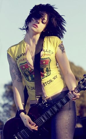 Brody Dalle GAH CAN SHE BE ANY MORE AMAZNG! Holding A Guitar, Chica Heavy Metal, Chicas Punk Rock, The Distillers, Josh Homme, Estilo Punk Rock, Joe Black, Lita Ford, Women Of Rock