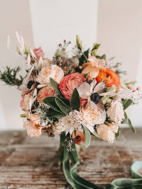 September Bride Bouquet, 1950s Wedding Bouquet, Late Summer Wedding Bouquets, Wedding Flowers Italy, Fall Bridal Bouquet September, June Flower Bouquet, Flower Grandma Wedding, Wedding Bouquet September, Late Summer Wedding Color Palette