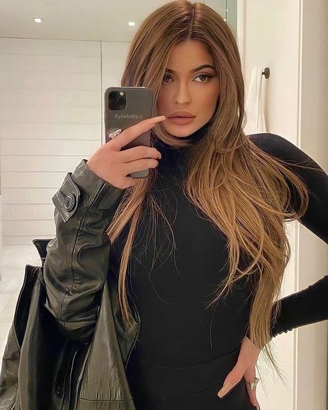 Jenner Hair, Kylie Jenner Hair, Color Rubio, Honey Brown Hair, January Nails, Summer Hair Color, Hair Color Balayage, Cleveland Browns, Cool Hair Color