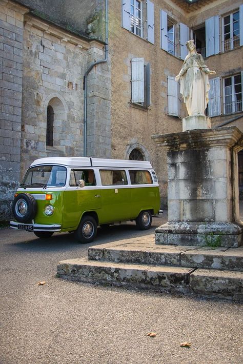 Dans cet article vous trouverez tous ce qu'il vous faut savoir avant d'essayer la vanlife en combi volkswagen : location, tarif, spot van, itinéraire road-trip, avantages et inconvénients ... Découvrez les joies de la vanlige en Combi volkswagen Combi Volkswagen, Dream Car, Van Life, Dream Cars, Volkswagen, Road Trip, Voyage, Road, Van