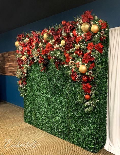 Green Wall Christmas Decor, Christmas Grass Backdrop, Christmas Flower Wall Backdrop, Grass Wall Christmas Backdrop, Boxwood Christmas Decor, Christmas Wall Installation, Christmas Photo Wall Ideas, Christmas Selfie Wall Ideas, Christmas Wall Backdrop