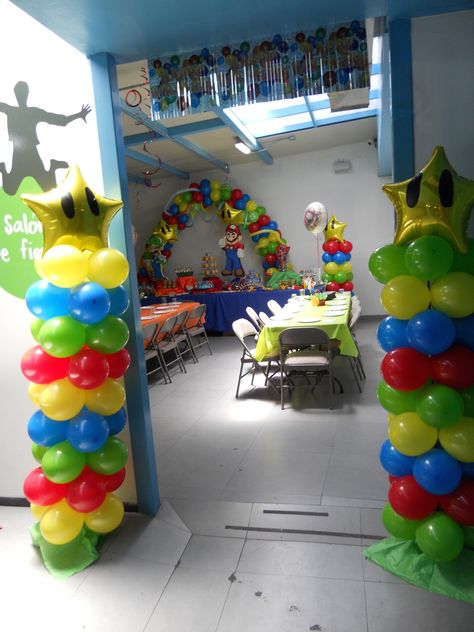 Super Mario Bros Party Balloons, Mario Balloon Columns, Super Mario Balloon Columns, Super Mario Bros Balloon Arch, Mario Birthday Balloons, Super Mario Balloons, Super Smash Bros Party, Super Mario Bros Party Ideas, Mario Brothers Birthday Party