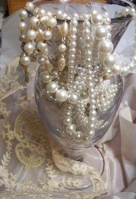 Faith, Grace, and Crafts: My Heart was Pounding!! Pearl Aethstetic, Vintage Pearls Aesthetic, Pearl Jewelry Aesthetic, Pearls Aesthetic, Pearl Centerpiece, Pearls And Lace, Lace Handkerchief, Southern Fashion, Wear Pearls