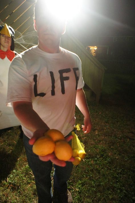 Pin for Later: 40+ Easy Halloween Costumes For Lazy Partygoers When Life Gives You Lemons . . . Write "life" on a white t-shirt and bring a lemon along with you to the party to create this costume. Diy Costumes Men, Punny Costumes, Worst Costume, Clever Halloween Costumes, Holloween Costume, Diy Kostüm, Hallowen Costume, Last Minute Costumes, Last Minute Halloween Costumes