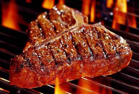 bistecca alla griglia 1 Cooking Steak On Grill, Steak Marinade For Grilling, Big Steak, Resep Steak, Steak Marinade Recipes, Grilled Steak Recipes, T Bone Steak, Cooked Cabbage, Marinated Steak