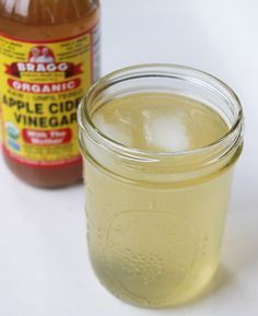 Find out how to use apple cider vinegar to make a tasty drink that can actually promote weight loss. Drinking Apple Cider Vinegar, Apple Cider Vinegar Remedies, Cider Vinegar Benefits, Apple Cider Vinegar Benefits, Detox Kur, Apple Cider Vinegar Drink, Cold Sores Remedies, Natural Sleep Remedies, Natural Cold Remedies