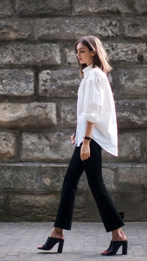 Easy Chic for Spring/Summer with White Shirts - Northern California Style Minimalista Sikk, Minimalist Moda, Oversized White Shirt, White Shirt Outfits, Classic White Shirt, Look Retro, Mode Jeans, Looks Street Style, Crisp White Shirt