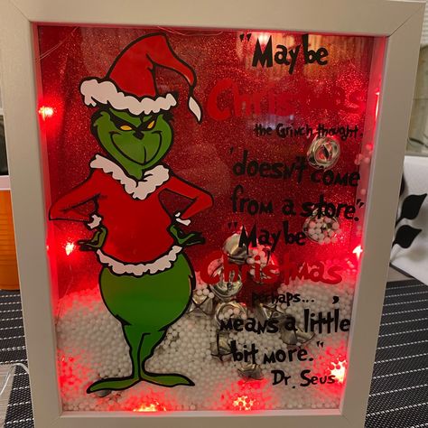 Diy Christmas Shadow Box, Christmas The Grinch, Snow Inside, Glittery Background, Round Background, Painting Candle Holders, Halloween Wood Signs, Christmas Shadow Boxes, Halloween Coffin