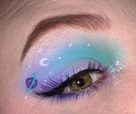 Out Of This World Makeup Ideas, Space Themed Makeup Looks, Space Themed Eye Makeup, Alien Palette Looks, Planet Eye Makeup, Space Make Up Galaxy Makeup, Easy Space Makeup, Saturn Makeup Look, Cute Space Makeup