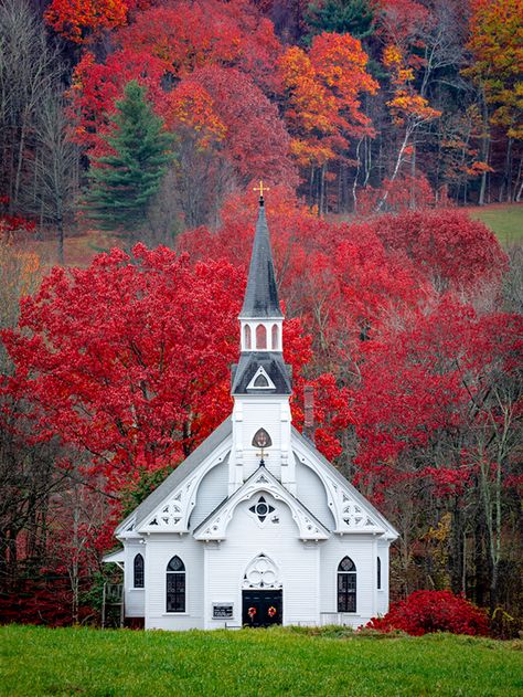 Vila Medieval, Old Country Churches, Church Pictures, Old Churches, Country Church, Sky Landscape, Cathedral Church, Church Architecture, Church Building