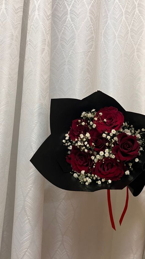 Roses For Guys, Flower Bouquet Ideas Gift Birthday, Red Rose Bouquet Small, Small Aesthetic Bouquet, Small Rose Bouquet Gift, Boquetes Of Flowers For Guys, Small Valentines Bouquets, Congratulations Flowers Bouquets, Small Bouquet Of Flowers Gift