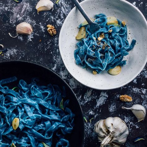 Get your forks ready! You'll want to dig into this blue-tiful dish. Just when we thought classic, homemade pasta couldn't get any better, Sasha @earthlingsasha blue us away with this Naturally Blue Vegan Fettuccine Pasta!  Created by the talented Sasha. Check out her Instagram @earthlingsasha for more beautiful recipes! Vegan Fettuccine, Butterfly Pea Flowers, Resep Pasta, 귀여운 음식 그림, Butterfly Pea, Blue Food, Homemade Pasta, Beautiful Food, Blue Butterfly