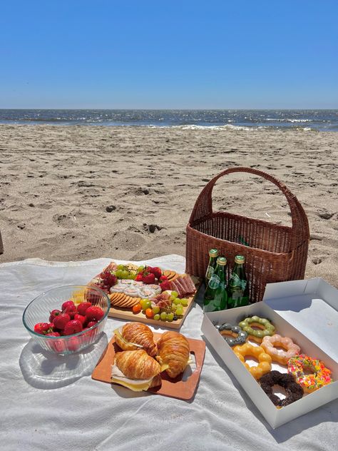 Beach Pick Nick, Beach Tea Party, Food For Beach, Pick Nick, Beach Day Picnic, Simple Beach Picnic, Food On The Beach, Beach Brunch Picnic, Picnic Beach