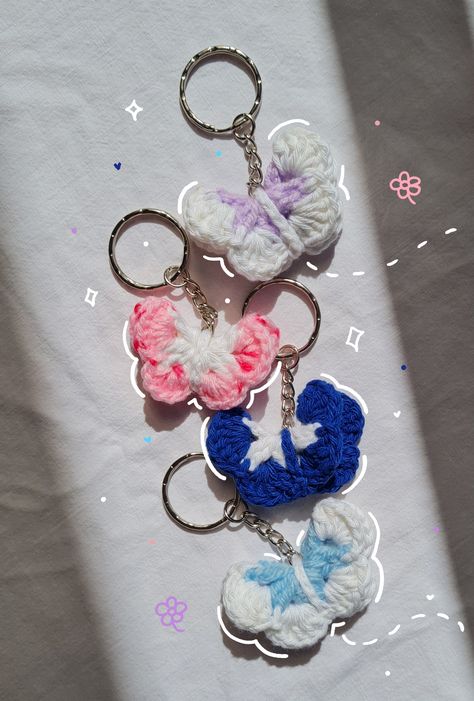 Crochet For Besties, Best Friend Crochet Ideas, Cute Small Crochet Gifts, Butterfly Keychain Crochet, Crochet Small Keychain, Crochet Keychain Aesthetic, Matching Crochet Keychains, Ideas A Crochet Para Vender, Small Crochet Keychain