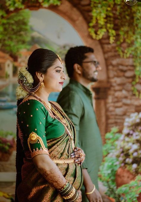 Seemantham Poses With Husband, Valagapu Photoshoot, Dohale Jevan Photography Poses, Srimantham Stills Photo, Baby Shower Ideas Photoshoot, Pregnancy Saree Style, Seemantham Stills, Valaikappu Photoshoot, Indian Baby Shower Photoshoot Ideas