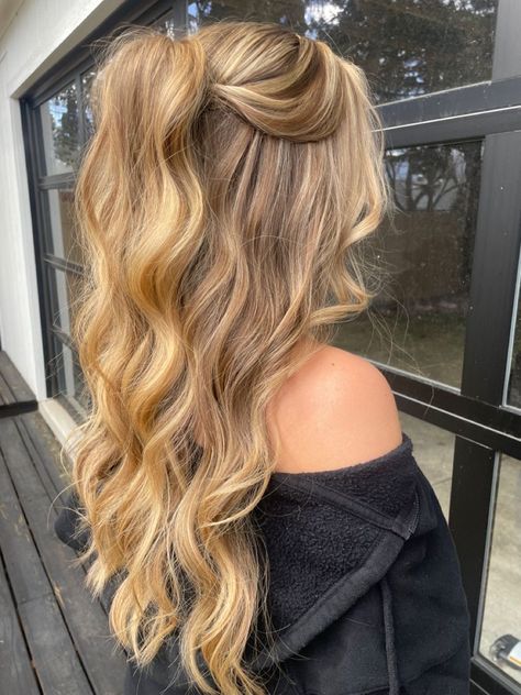 Bridesmaid Hair Simple, Easy Hoco Hairstyles, Track Meet Hairstyles, Meet Hairstyles, Athletic Hair, Bridesmaid Hair Inspo, Hair Down Styles, Event Hairstyles, Ideas For Parties