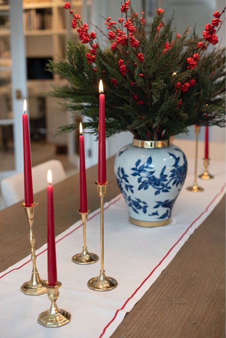 Red Traditional Christmas Decor, Christmas Stockings On Tv Stand, Red Candles Christmas, Red Xmas Decor, Red Candle Sticks, Christmas Traditional Decorations, Christmas Table Gold, Red And Blue Christmas Decor, Burgundy Tablescape