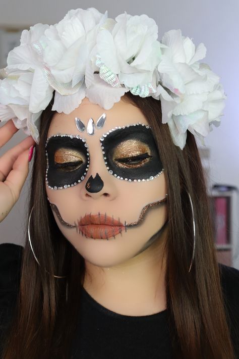 Maquillaje de Catrina para día de muertos con Bissú. Makeup Catrina Facil, Catrina Costume, Halloween Makeup For Kids, Halloween Makeup Sugar Skull, Sugar Skull Artwork, Halloween Coustumes, Halloween Makeup Inspiration, Beautiful Eye Makeup, Kids Makeup