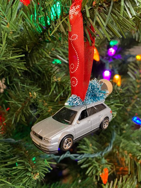 Hot Wheels Christmas Tree, Christmas Trunk Or Treat Ideas, Christmas Trunk Or Treat, Audi Avant, Audi Accessories, Audi Wagon, Trunk Or Treat Ideas, Faux Snow, Diy Ornaments