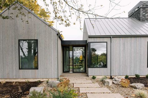 Tour this spectacular modern Scandinavian inspired house in Oregon Scandinavian Exterior, Fasad Design, Sliding Doors Exterior, Cedar Siding, Modern Barn, Oregon Usa, Windows Exterior, Modern Scandinavian, Scandinavian Inspired