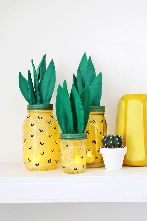 DIY Pineapple Night Light Pineapple Craft, Pineapple Crafts, Pineapple Lights, Kule Ting, Diy Pineapple, Kerajinan Diy, Pineapple Birthday, Mason Jar Projects, Pineapple Parties