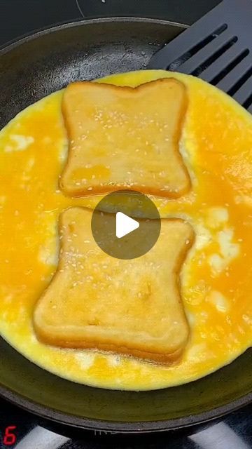 Toast With Egg In The Middle, Breakfast With Bread Ideas, Sanduches Ideas, Potluck Breakfast Ideas, Breakfast Toast Ideas, New Breakfast Ideas, Breakfast Ideas Quick, Toast Ideas, Breakfast Quiche Recipes