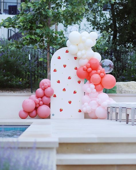 Delight in the sweetness of summer with our vibrant strawberry-themed balloon decorations 🍓🍓❤️ | Instagram Strawberry Baby Shower Backdrop, Strawberry Balloon Arch, Strawberry Balloons, Strawberry Themed Birthday Party, Ballon Ideas, Berry Birthday, Strawberry Decor, Strawberry Shortcake Party, Party Backdrops