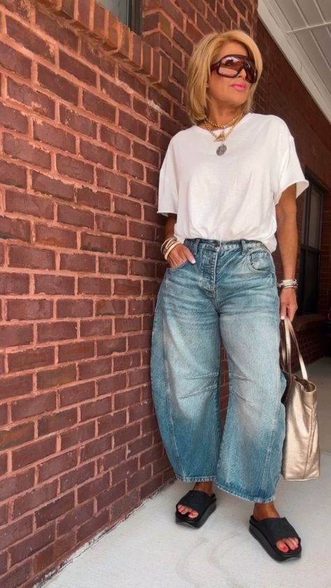 Wide Leg Jeans Outfit, Chic Clothing Style, Barrel Jeans, Jeans Street Style, Lucky You, Outfits Verano, Casual Chic Style, Professional Outfits, Casual Street Style