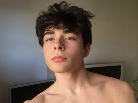 Atlas Corrigan, Boy Face, Corte De Cabelo Masculino, It Ends With Us, Attractive Guys, Best Friend Pictures, Attractive People, Male Face, Dance Videos