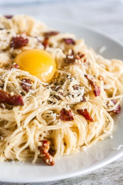 Here's the real carbonara recipe, according to many old Italian men and nonnas. A few simple ingredients: fresh eggs, cured pork, cheese, and pasta, and 15 minutes is all you need to make rich, indulgent carbonara from scratch. Carbonara With Egg, Authentic Spaghetti, Spaghetti Squash Carbonara, Pasta Carbonara Recipe, Carbonara Sauce, Easy Spaghetti, Carbonara Recipe, Carbonara Pasta, Spaghetti Carbonara