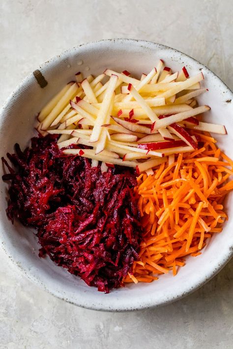 Raw Beet Salad, سلطة البنجر, Salad With Apples, Carrot Salad Recipes, Beet Salad Recipes, Raw Beets, Resep Salad, Beetroot Salad, Beet Recipes