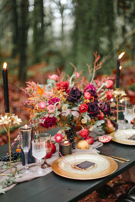 Halloween Wedding Centerpieces, Moody Tablescape, Inexpensive Wedding Flowers, Wildflower Wedding Theme, Wedding Flowers Wildflowers, Wedding Flower Guide, Rustic Wedding Decorations, Gold Wedding Inspiration, Moody Wedding