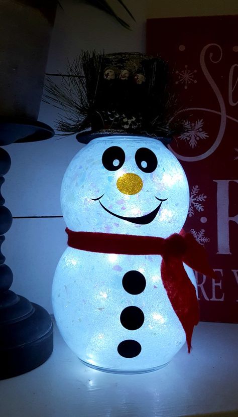 DIY snowman Snowman With Lights, Fishbowl Snowman, Lighted Snowman, Diy Snowman Decorations, Diy Schneemann, Diy Snowman Ornaments, Snowman Crafts Diy, Dollar Store Christmas Crafts, Dollar Tree Christmas Decor