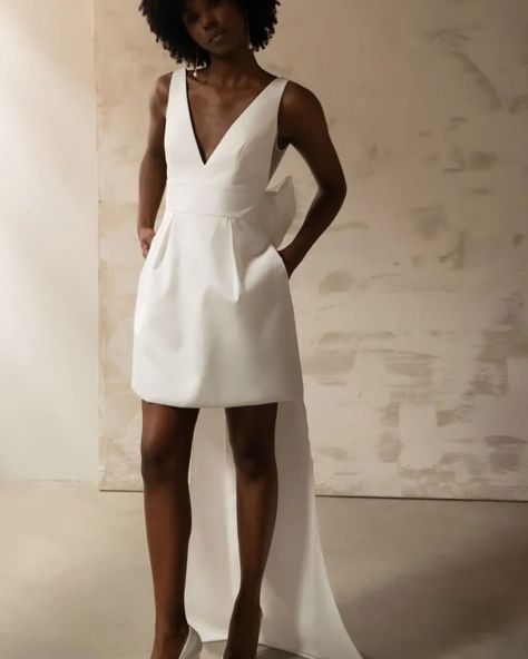 V ~ V Neck Dresses A sensual look within being too over the top. Perfect for brides that want to turn heads ✨ Elegant and timeless!. Tag a bride-to-be who would stun one of these beauties. 💍 #BridalFashion #SayYesToTheDress #vneckweddingdress Civil Dress, Mini Dress With Bow, V Neck Dresses, Birthday 30, Instagram V, V Neck Wedding Dress, Jenny Yoo, Yes To The Dress, Classy Chic