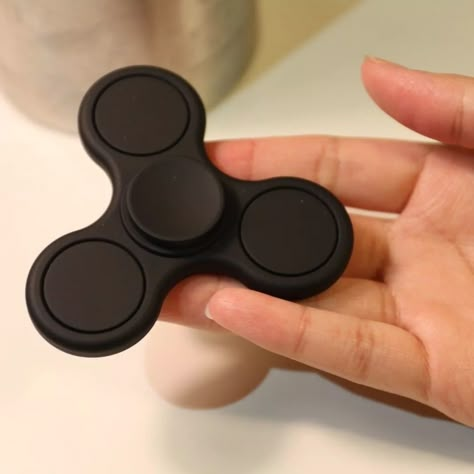 #fidget #fidgetspinner Figit Spinner, Diy Fidget Spinner, Figet Spinners, Cool Fidget Spinners, Fidget Tools, Figet Toys, مشروعات العلوم, Fidget Cube, Sensory Tools