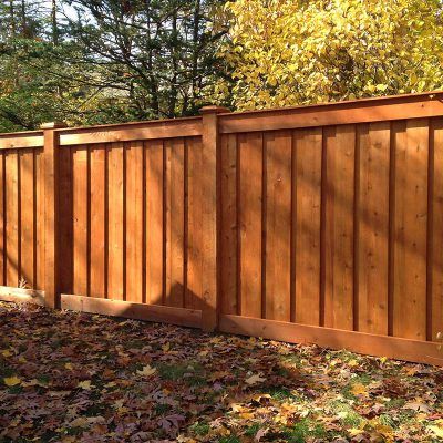 Gard Modern, Pagar Modern, Wood Fence Installation, Cedar Wood Fence, Fence And Gate, Fence Construction, Wood Fence Design, Wood Privacy Fence, Garland Flower