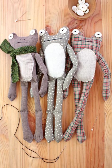 Stuffed Rabbits Handmade, Homemade Rag Dolls, Diy Felt Animals Easy, Homemade Felt Toys, Chicken Sewing Pattern Free, Trending Sewing Projects, Homemade Baby Gift Ideas, Stuffed Animal Patterns Free Templates, Doll Patterns Free Sewing Templates